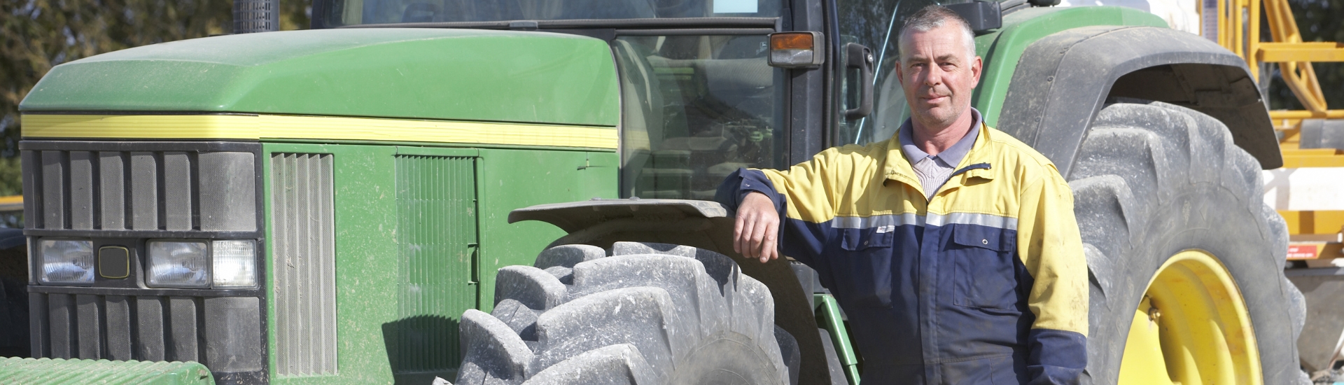Tractorist în pepinieră de pomi și plante